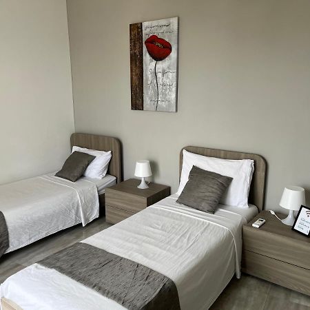 F10 Room 3, Private Room Two Single Beds Shared Bathroom In Shared Flat Msida Exterior photo