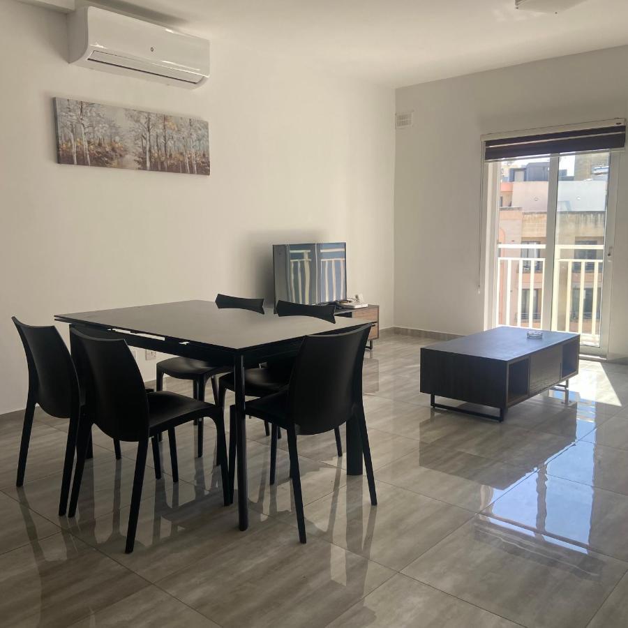 F10 Room 3, Private Room Two Single Beds Shared Bathroom In Shared Flat Msida Exterior photo