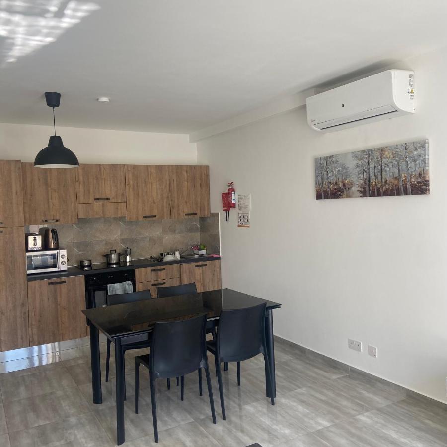 F10 Room 3, Private Room Two Single Beds Shared Bathroom In Shared Flat Msida Exterior photo